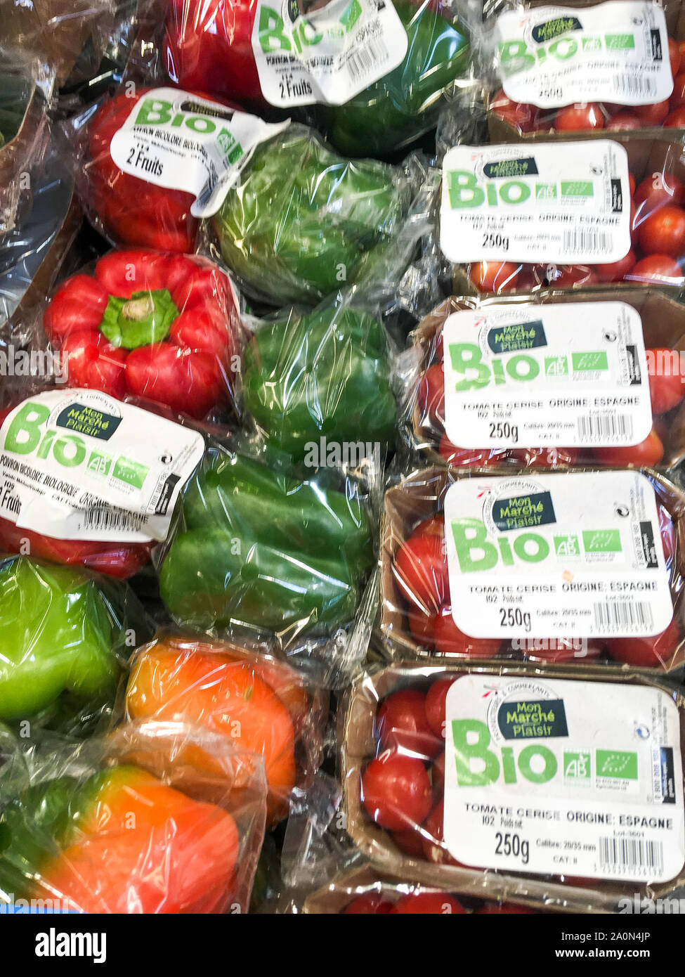 Pimientos orgánicos aparecen en un supermercado, Lyon, Francia. Foto de stock