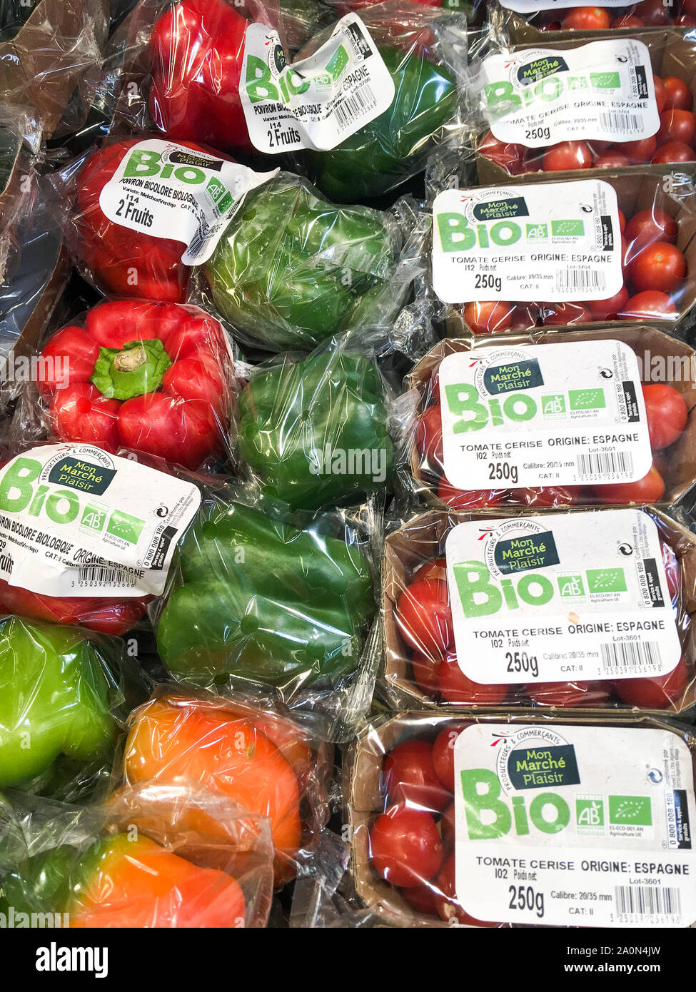 Pimientos orgánicos aparecen en un supermercado, Lyon, Francia. Foto de stock
