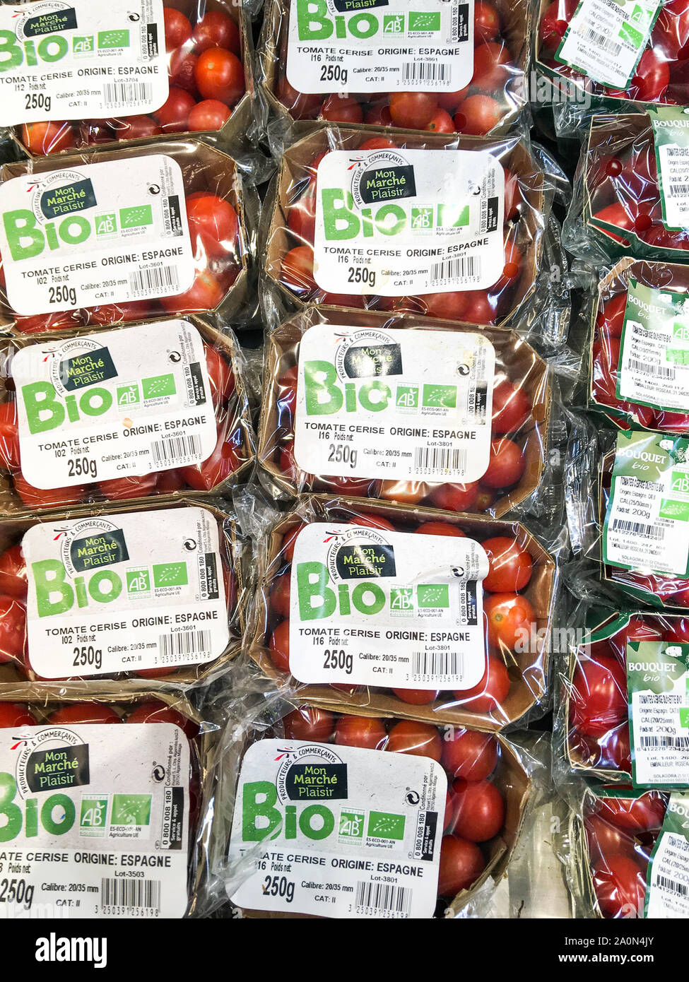 Tomates orgánicos aparecen en un supermercado, Lyon, Francia. Foto de stock