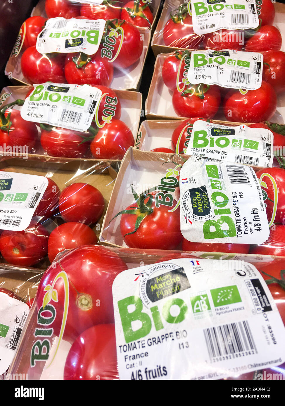 Tomates orgánicos aparecen en un supermercado, Lyon, Francia. Foto de stock