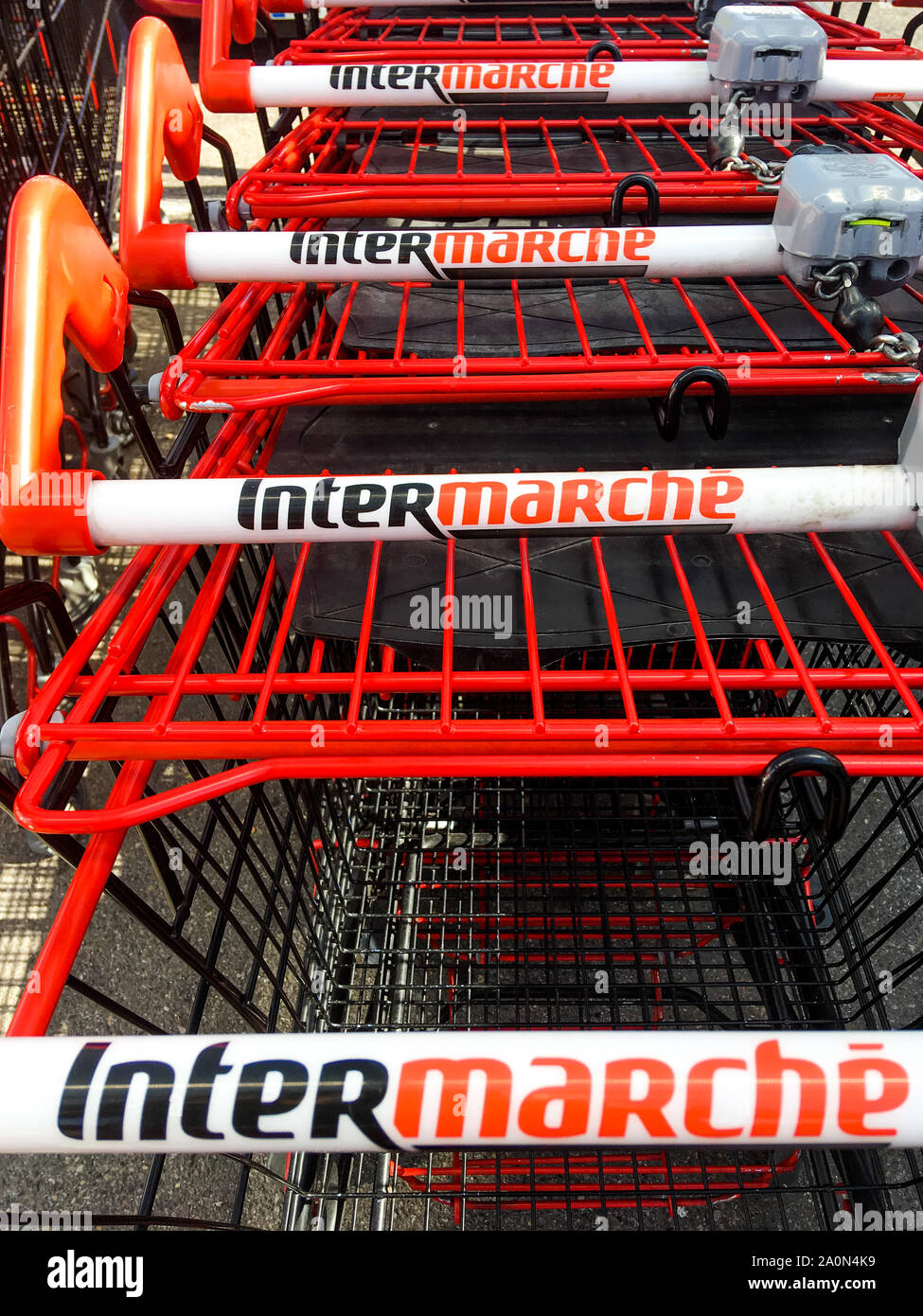 Shopping Carts, Intermarché supermercado, Lyon, Francia. Foto de stock