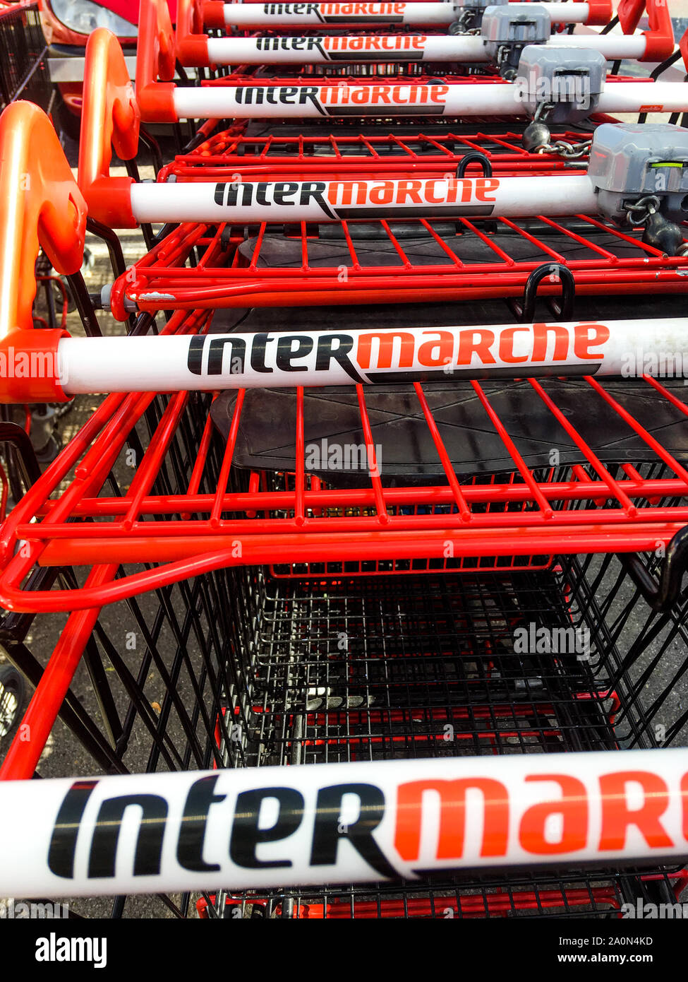 Shopping Carts, Intermarché supermercado, Lyon, Francia. Foto de stock