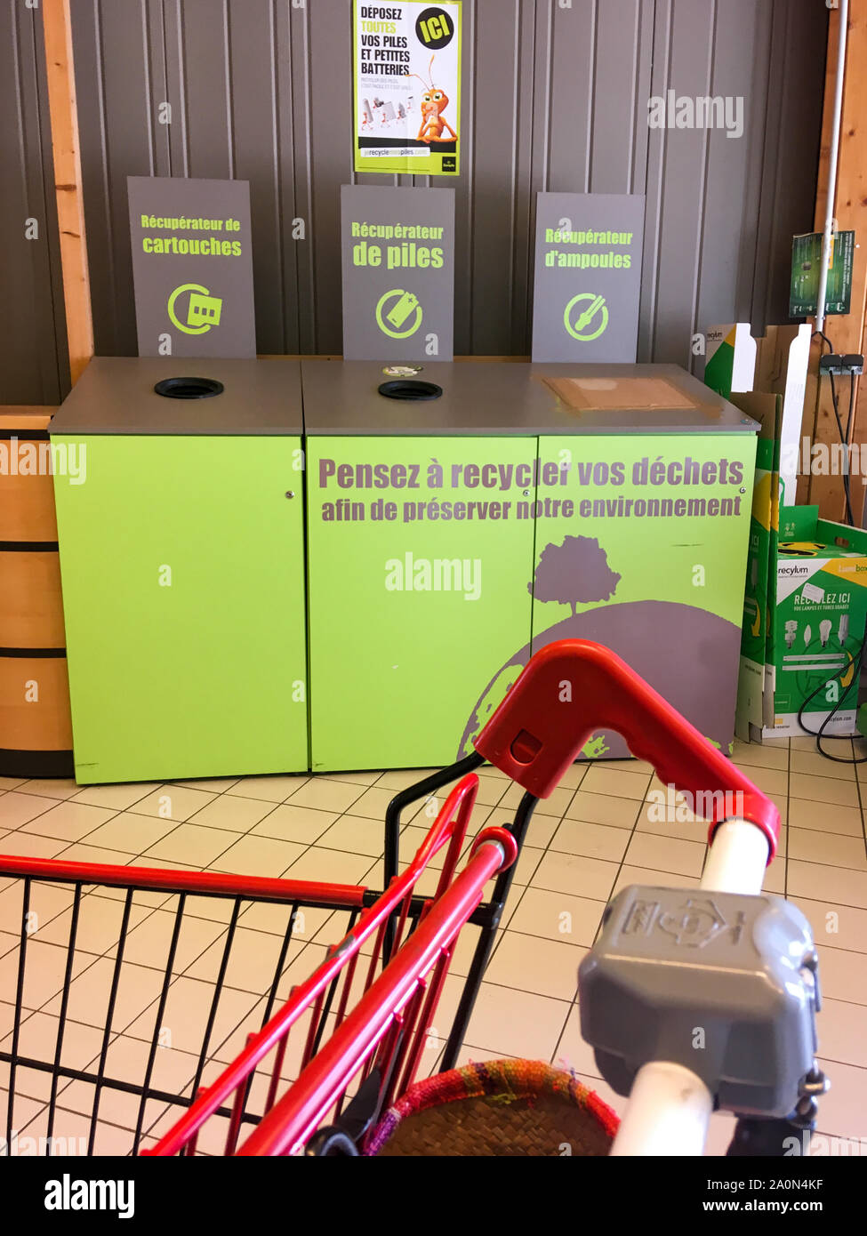 Punto de recogida de artículos reciclables, Supermercado, Lyon, Francia. Foto de stock