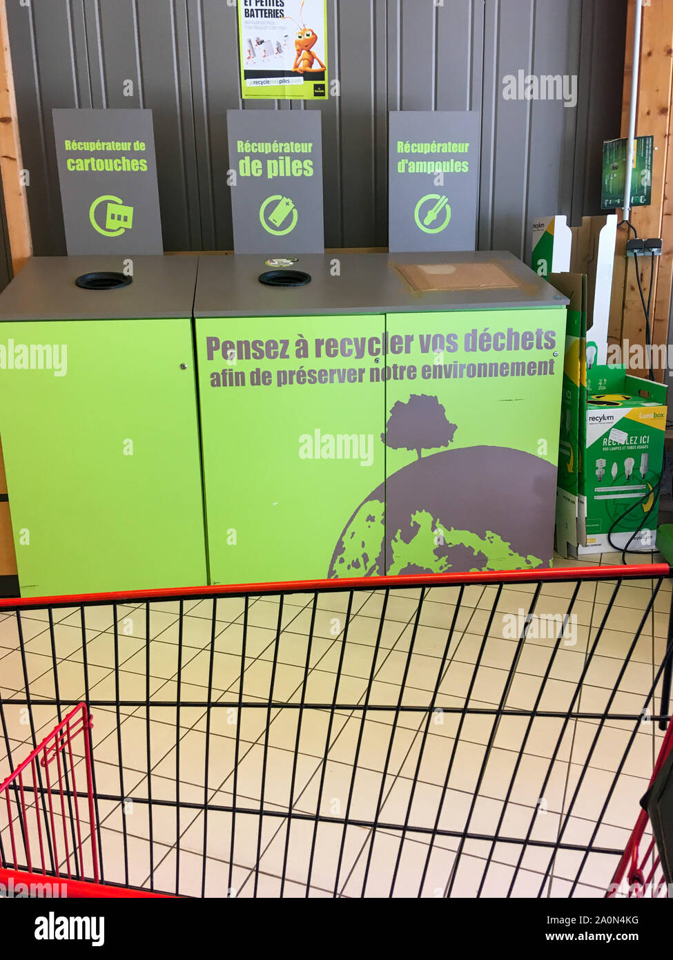Punto de recogida de artículos reciclables, Supermercado, Lyon, Francia. Foto de stock