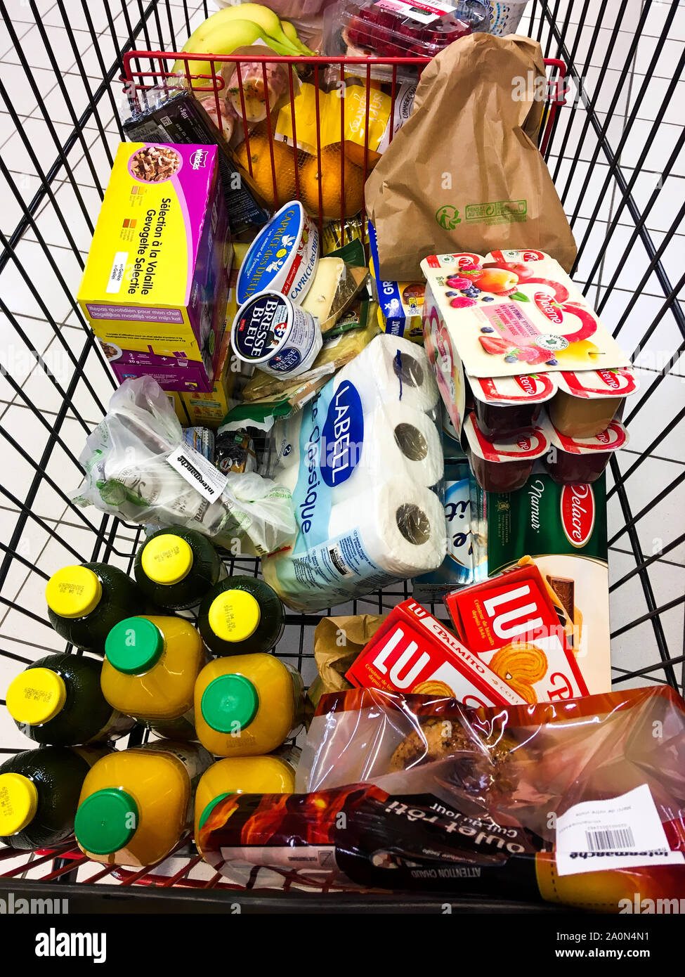 Las compras en el supermercado, Lyon, Francia. Foto de stock