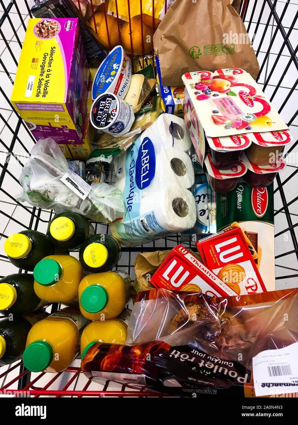 Las compras en el supermercado, Lyon, Francia. Foto de stock