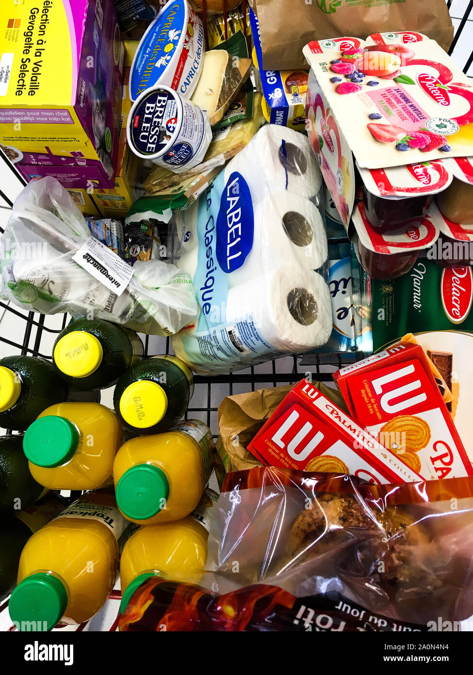 Las compras en el supermercado, Lyon, Francia. Foto de stock