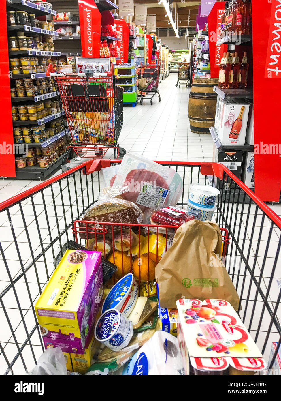 Las compras en el supermercado, Lyon, Francia. Foto de stock