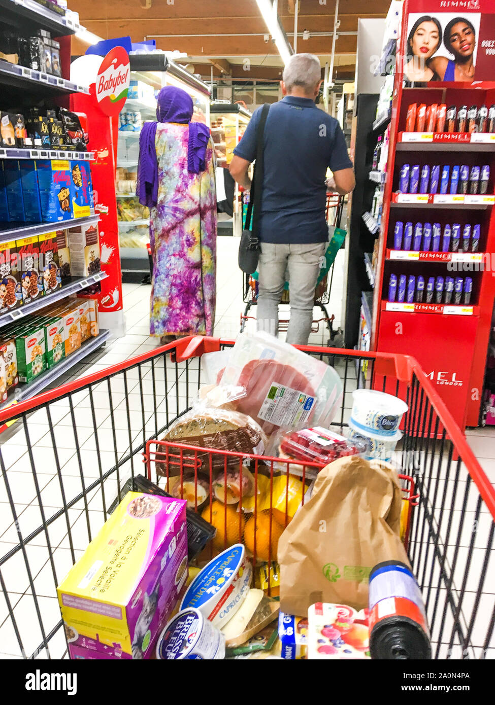 Las compras en el supermercado, Lyon, Francia. Foto de stock