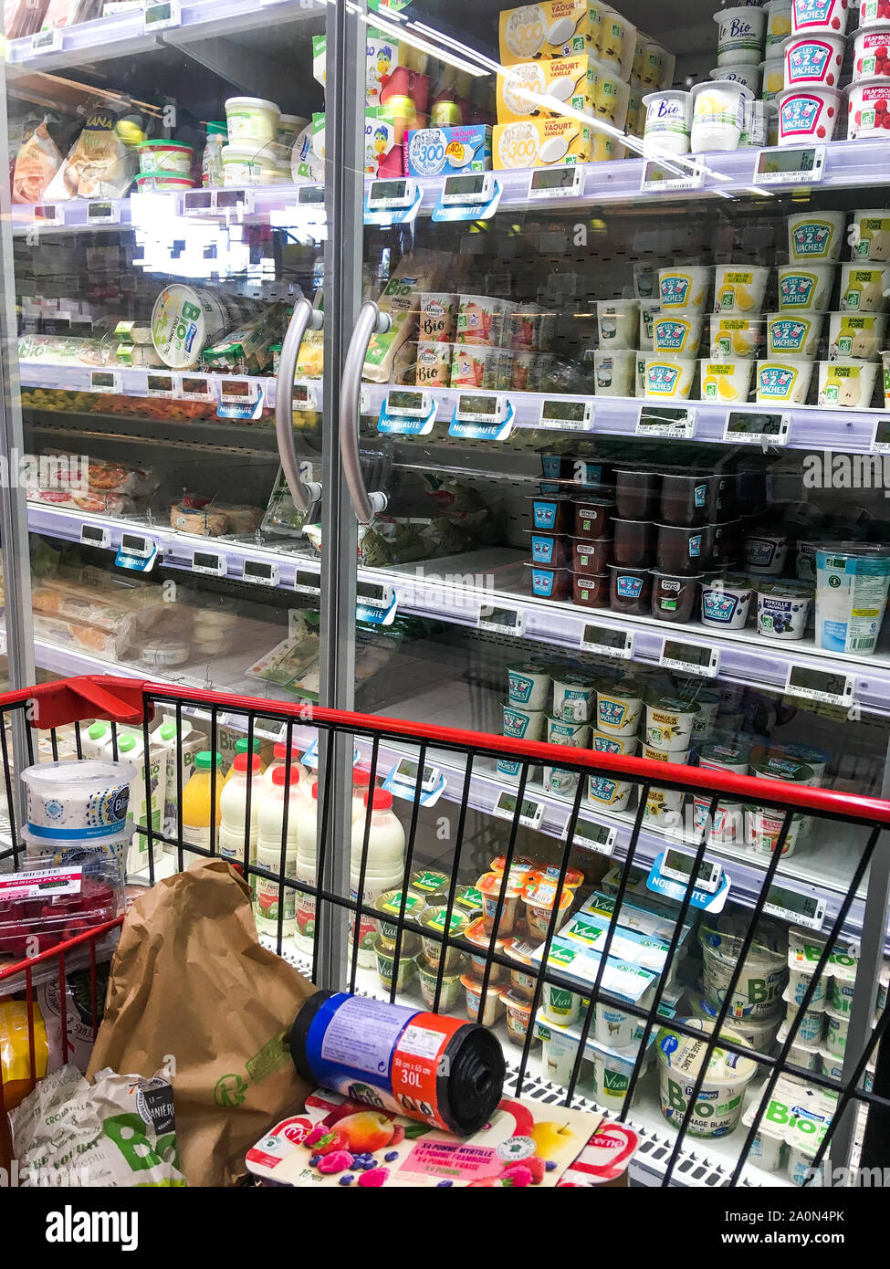 Las compras en el supermercado, Lyon, Francia. Foto de stock