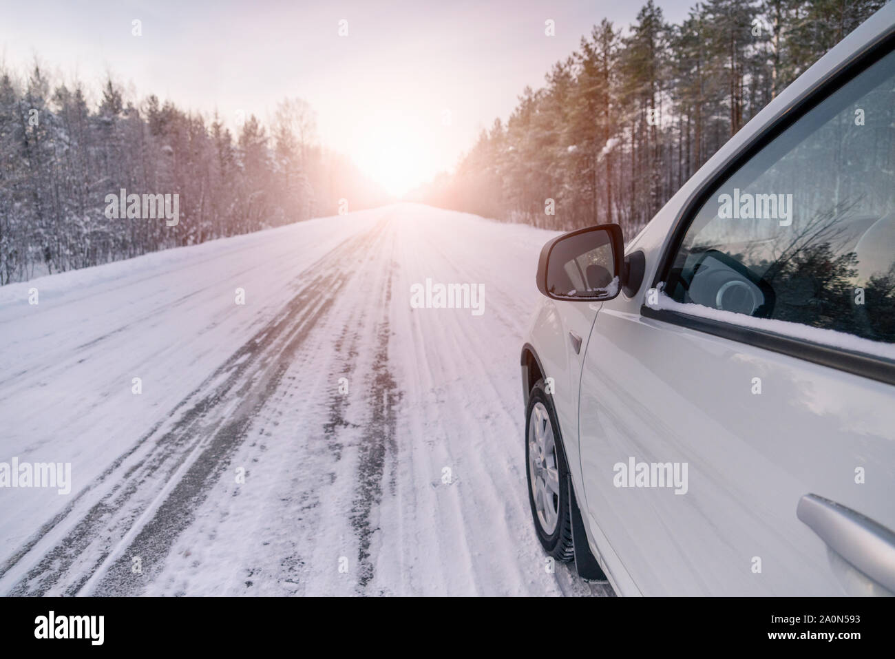 El camino de invierno se refleja en el coche de retrovisor Foto de stock