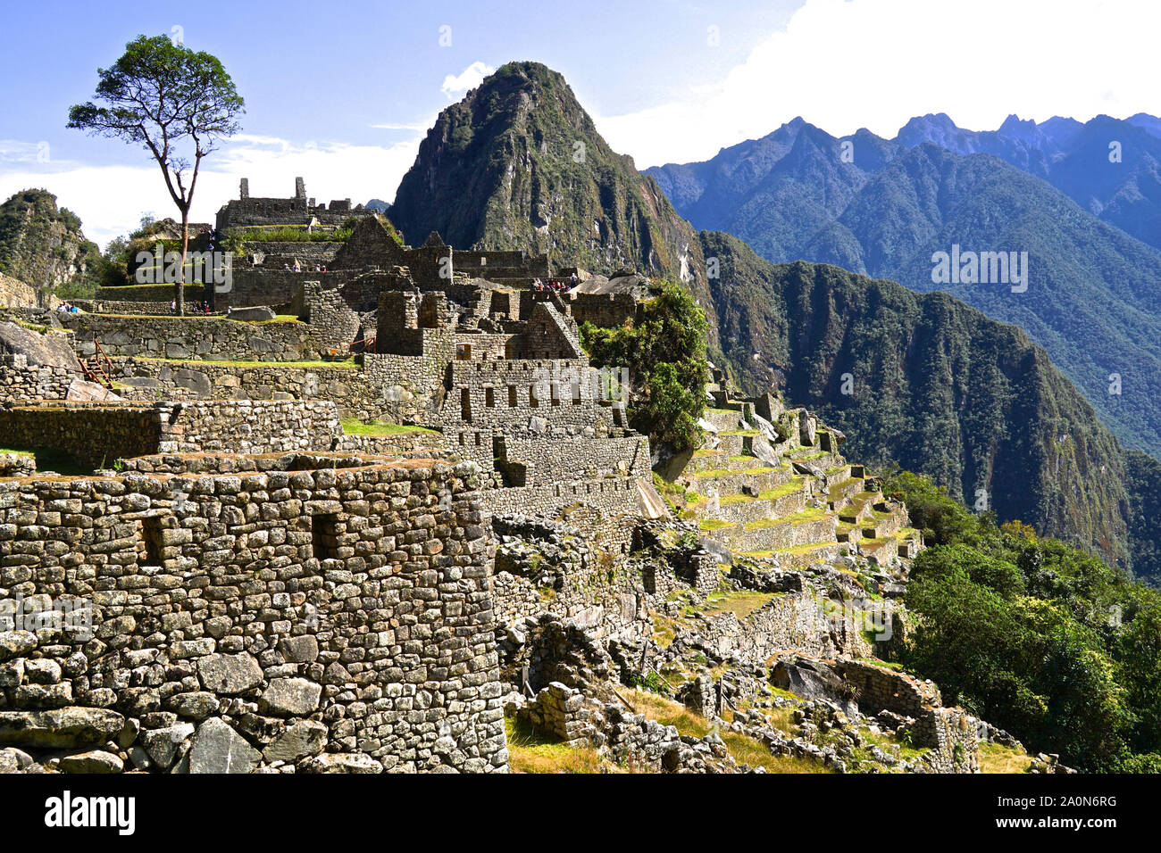Machu Picchu es una ciudadela incaica en lo alto de la Cordillera de Los Andes en Perú, sobre el valle del Urubamba. Construido en el siglo XV y posteriormente abandonado, es célebre por sus sofisticados muros de piedra seca que el fusible enormes bloques sin el uso de mortero, fascinantes edificios que juegan en las alineaciones astronómicas y vistas panorámicas. Su antiguo uso exacto sigue siendo un misterio. Se encuentra 7,970 pies (2.430 metros) sobre el nivel del mar, en la vertiente oriental de la Cordillera de Los Andes Foto de stock