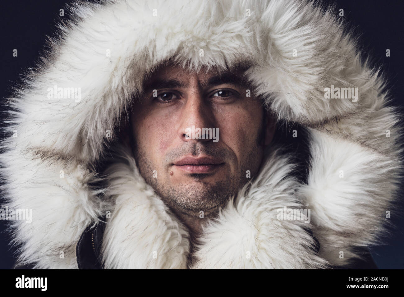 Close Up retrato de un hombre vestido de blanco con una chaqueta esquimal  mirando la cámara Fotografía de stock - Alamy