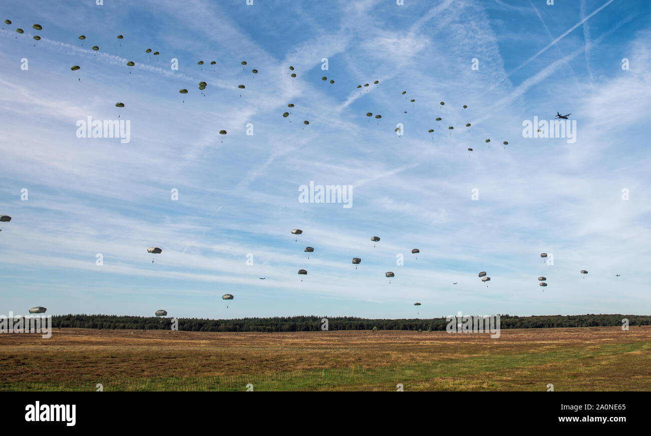 Ede,Holanda,20-sept-2019:El sistema aerotransportado de conmemoraciones de Ginkel Heath con gotas de Pará con cientos de paracaidistas descendió de Hércules y Dakota remebring el 75 año de la operación market garden Foto de stock