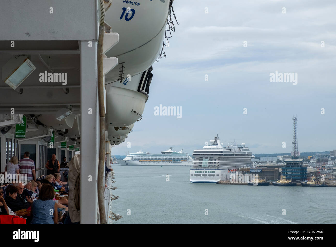 Crucero Marina (Majuro) registrados en puerto en Southampton, Reino Unido, visto desde el Queen Mary 2 Foto de stock