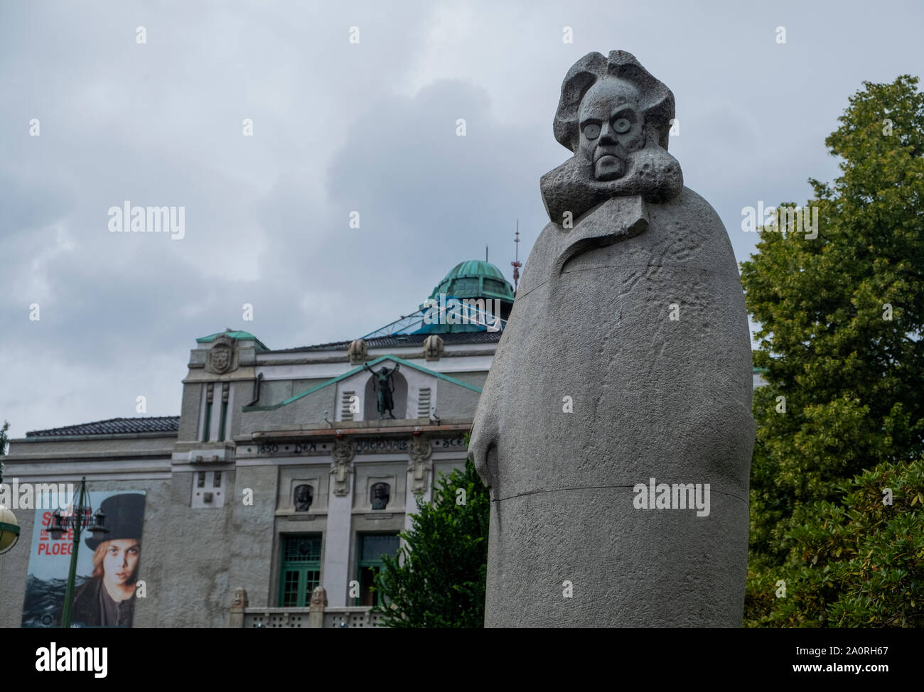 Estatua de Henrik Ibsen fuera de la antigua Ópera de Bergen, el edificio del Teatro Nacional Foto de stock