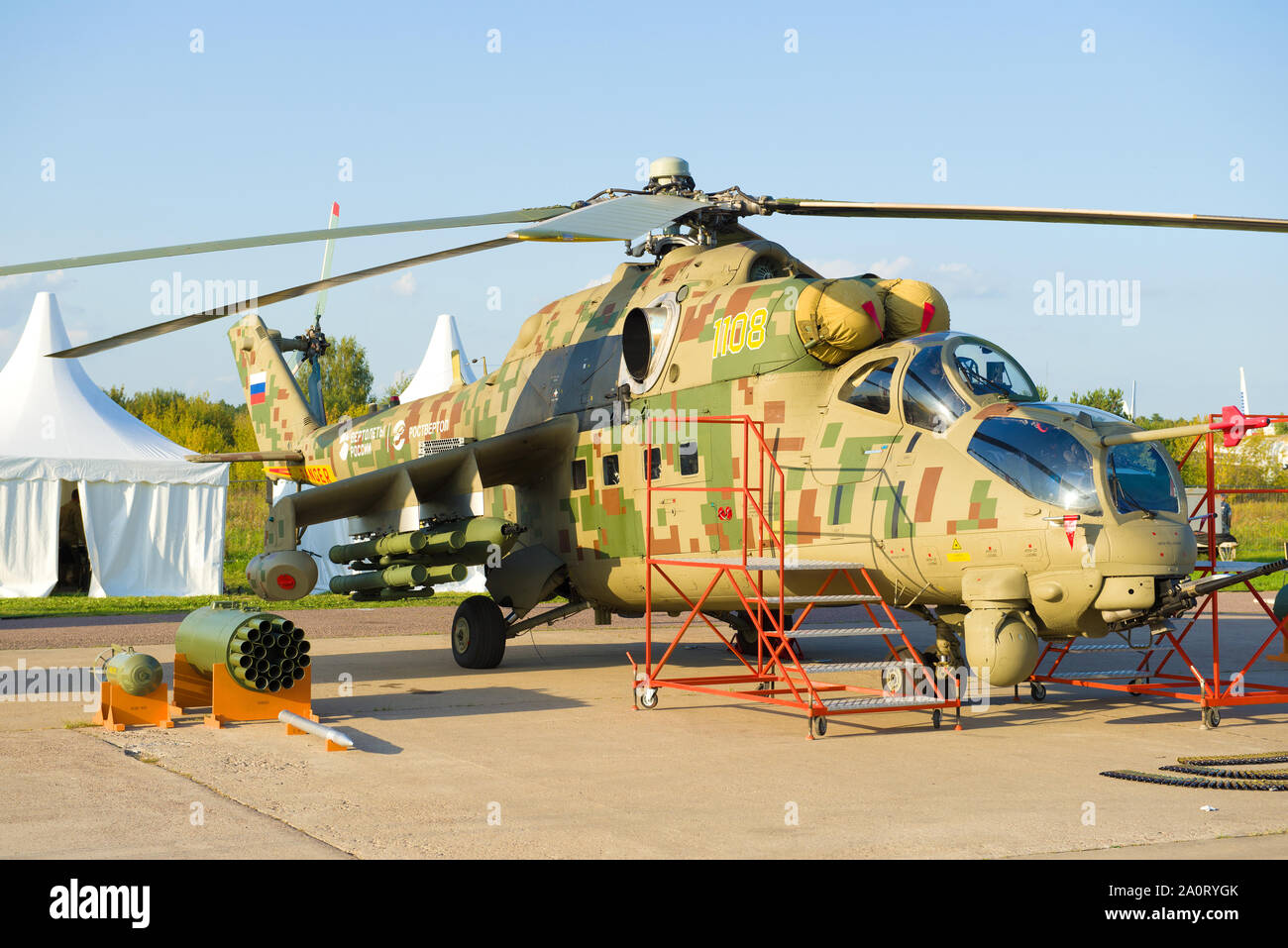 ZHUKOVSKY, Rusia - Agosto 30, 2019: Mi-24P - Federación de transporte y helicópteros de combate de cerca. Air Show MAKS-2019 Foto de stock