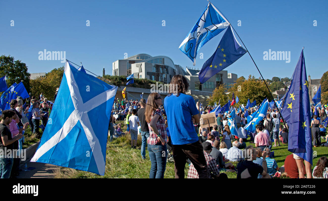 Holyrood Park, Edimburgo, Escocia, Reino Unido. 21st de septiembre de 2019. Manifestación contra el Brexit después de la marcha de la Royal Mile, celebrada en Holyrood Park fuera del Parlamento escocés. Foto de stock