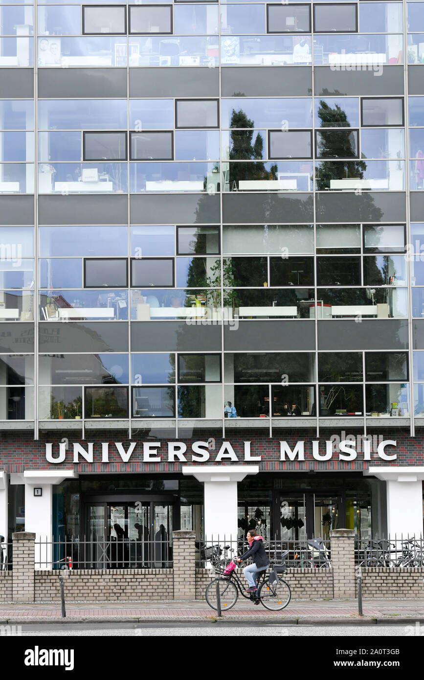 17 de septiembre de 2019, Berlín: la entrada y la fachada de Universal Music GmbH en Stralauer Allee. Foto: Jens Kalaene/dpa-Zentralbild/ZB Foto de stock