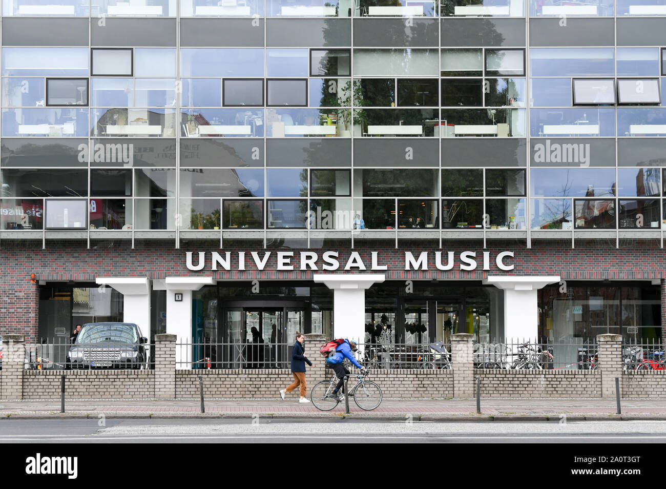 17 de septiembre de 2019, Berlín: la entrada y la fachada de Universal Music GmbH en Stralauer Allee. Foto: Jens Kalaene/dpa-Zentralbild/ZB Foto de stock
