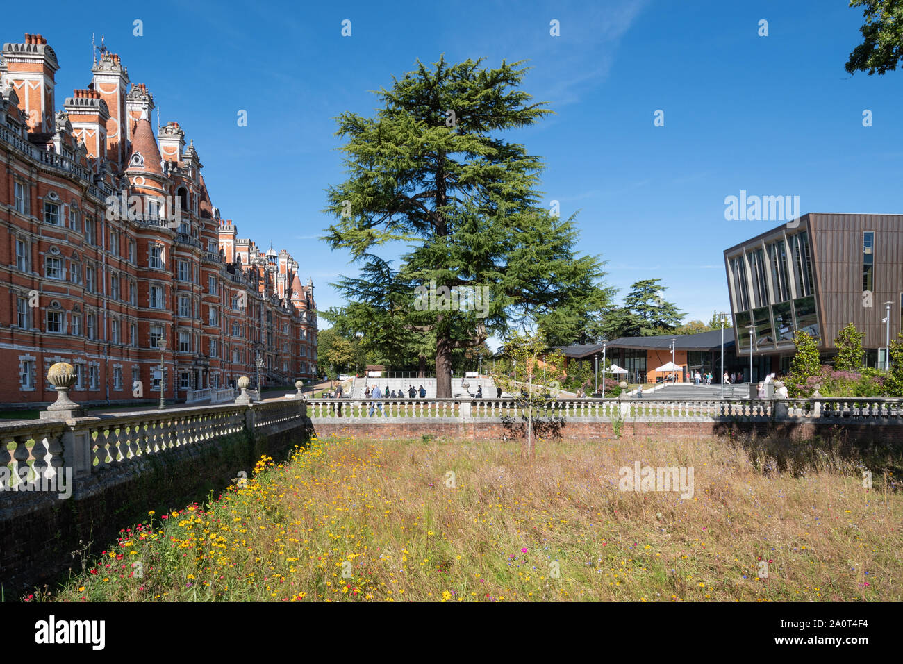 El histórico edificio del Fundador en el Royal Holloway College, en Surrey, Reino Unido, parte de la Universidad de Londres, y el nuevo edificio de Emily Wilding Davison Foto de stock