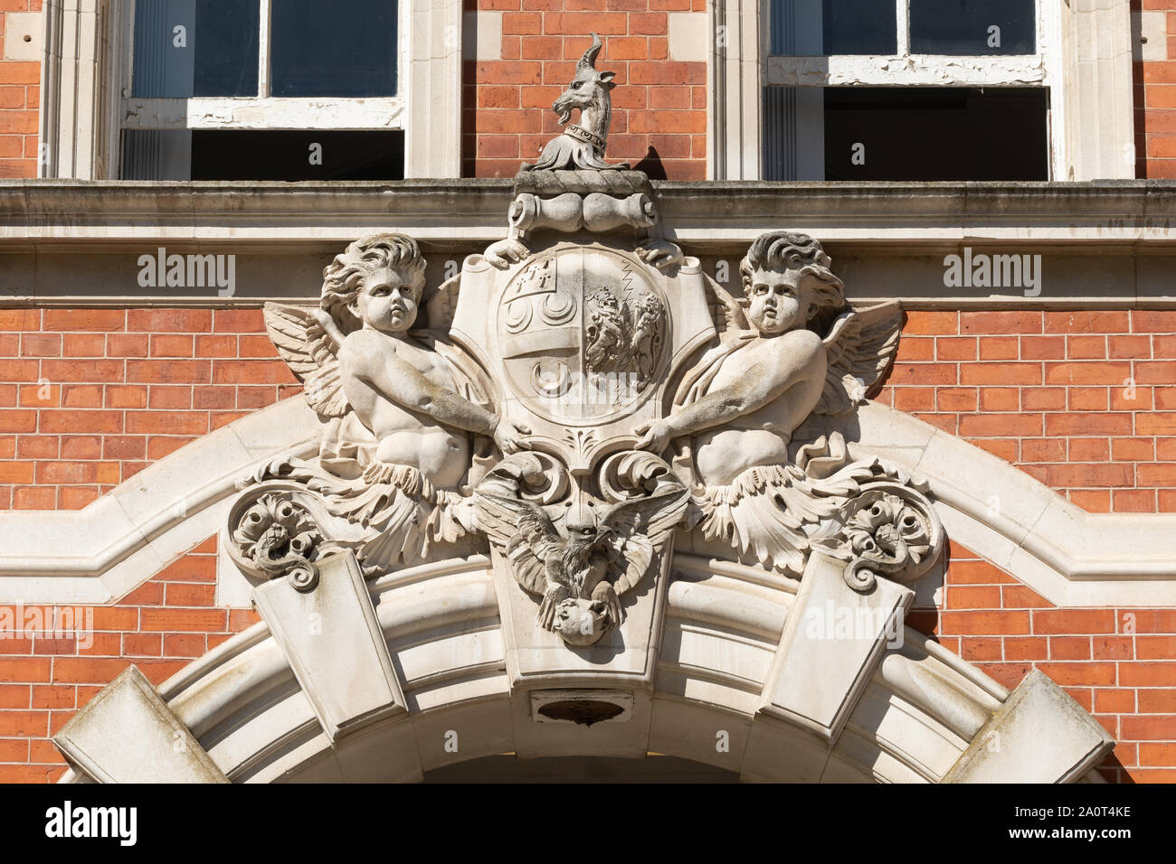 El histórico edificio del Fundador en el Royal Holloway College, en Surrey, Reino Unido, parte de la Universidad de Londres, y fue originalmente un colegio para educar a las mujeres Foto de stock