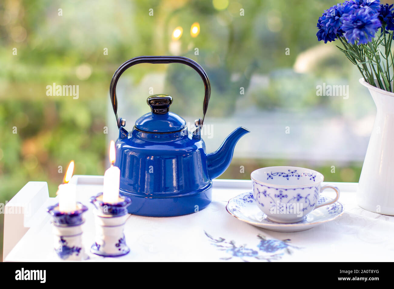 https://c8.alamy.com/compes/2a0t8yg/vintage-tetera-de-ceramica-azul-y-vaso-el-te-y-el-cafe-concepto-2a0t8yg.jpg