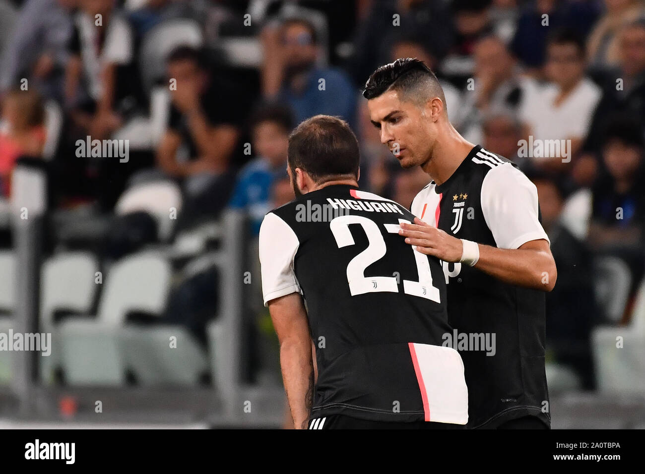 Cristiano Ronaldo y Gonzalo Higuain (Juventus) durante la serie en un  partido de fútbol entre la Juventus FC y Hellas Varona FC en el estadio  Allianz el 21 de septiembre de 2019,