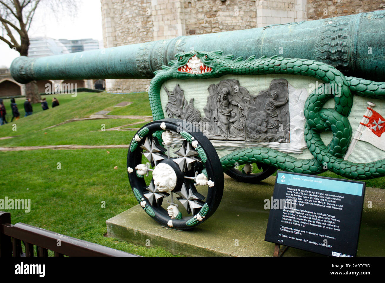 Cannon maltesa del siglo XVII en la Torre de Londres. Foto de stock