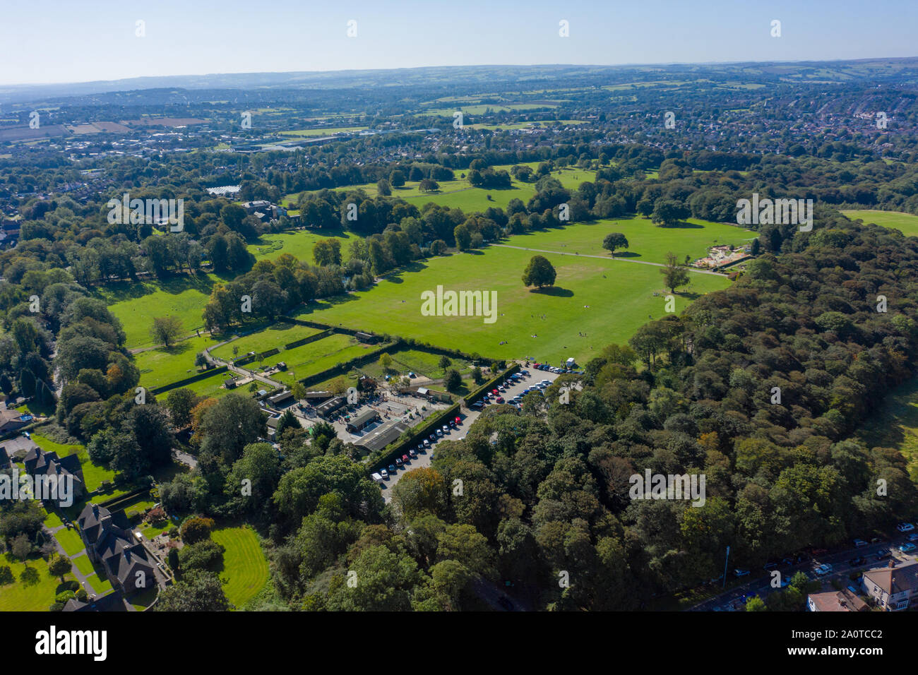 Vista aérea de la ciudad de Sheffield en las afueras - Tumbas Park y granja de animales - Otoño 2019 Foto de stock