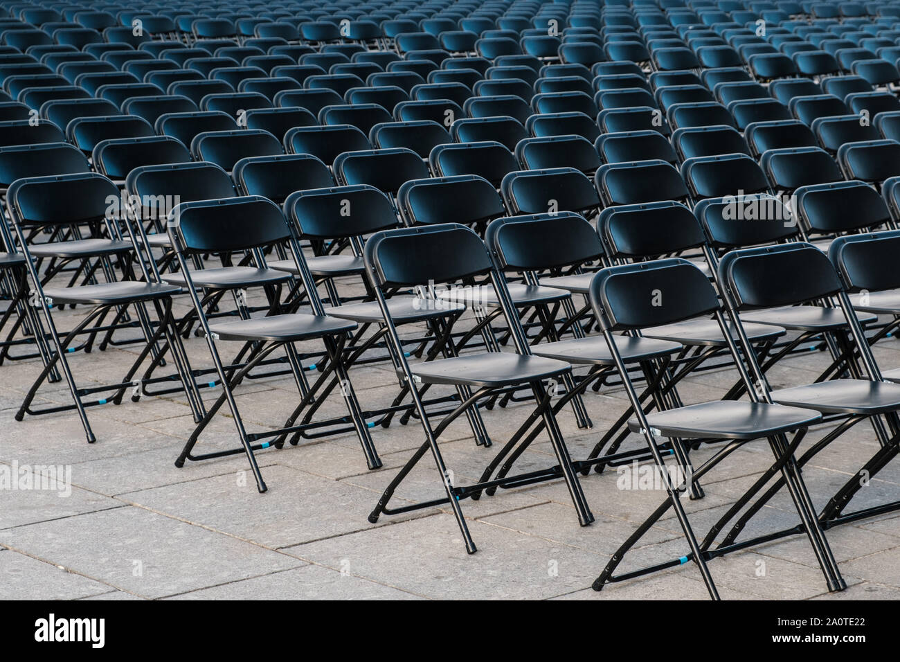 Filas de sillas plegables, asientos vacíos en fila - Presidente de eventos Foto de stock