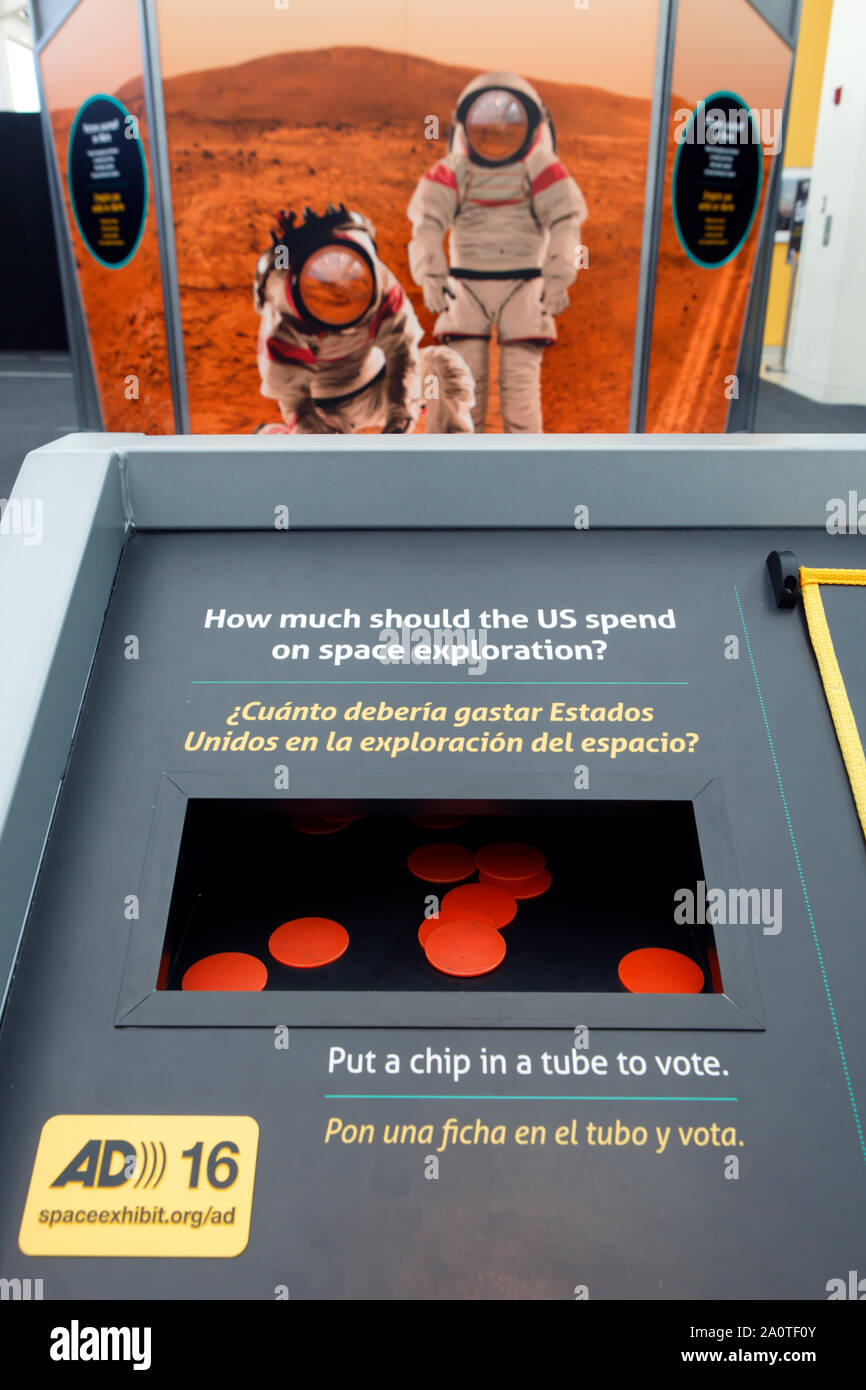 LOS ANGELES - ¿cuánto deben los Estados Unidos gastan en exploración espacial? Votación en el California Science Center. Foto de stock