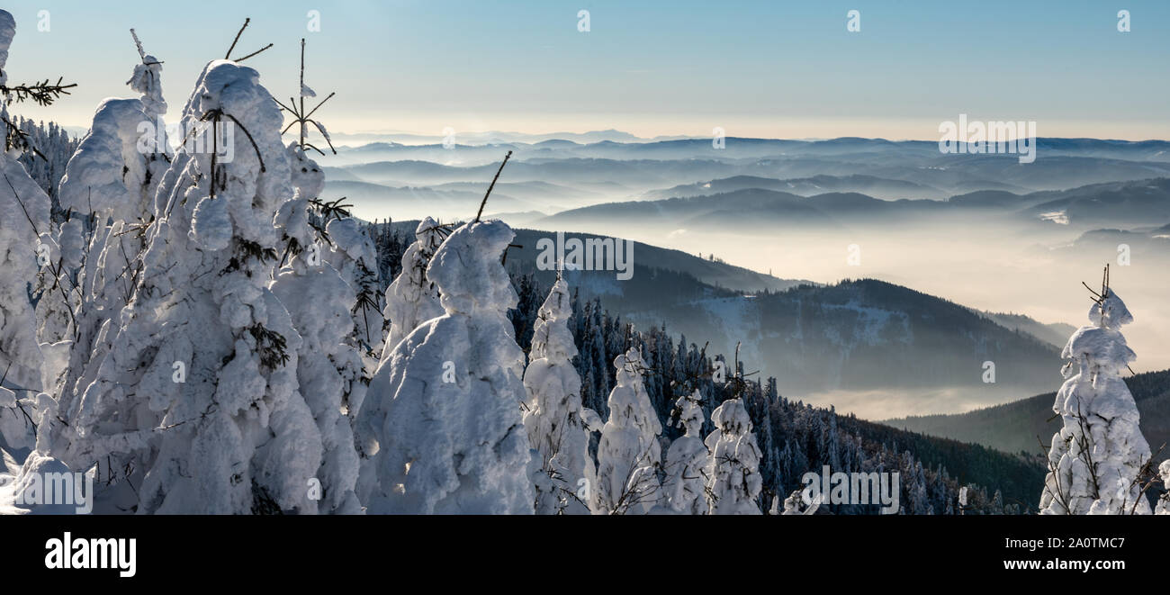 Vista desde el sendero abajo Lysa hora Hill en Moravskoslezske Beskydy en República Checa con muchas cadenas montañosas durante la mañana de invierno wi Foto de stock
