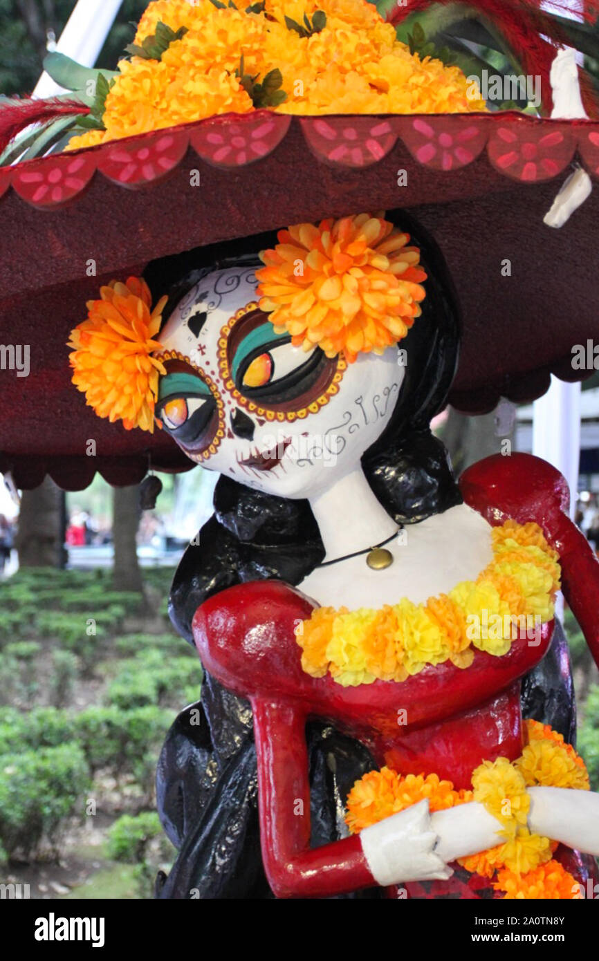 Mujer disfrazada de catrina con velo negro y arreglo floral en la cabeza,  en calles del centro histórico de la ciudad de México. Stock Photo