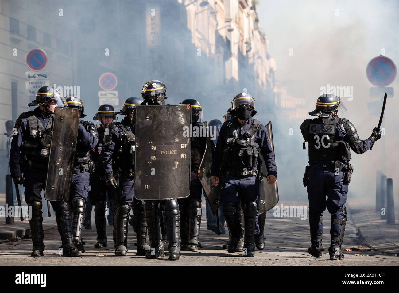 París, Francia. 21 Sep, 2019. Los policías montan guardia en los Campos Elíseos, en París, Francia, del 21 de septiembre, 2019. La policía francesa había detenido a 137 personas en París antes de las 16:00 hora local (1400 GMT), como 'El Chaleco amarillo" de las protestas contra el Presidente Emmanuel Macron la política fiscal hit calles nuevamente el sábado. En París, 7.500 policías han sido derramado y vehículos blindados fueron desplegados para manejar más amenazas de disturbios que, según el gobierno, los riesgos de manchar el movimiento social de la 45º semana de acción. Crédito: Aurelien Morissard/Xinhua Foto de stock