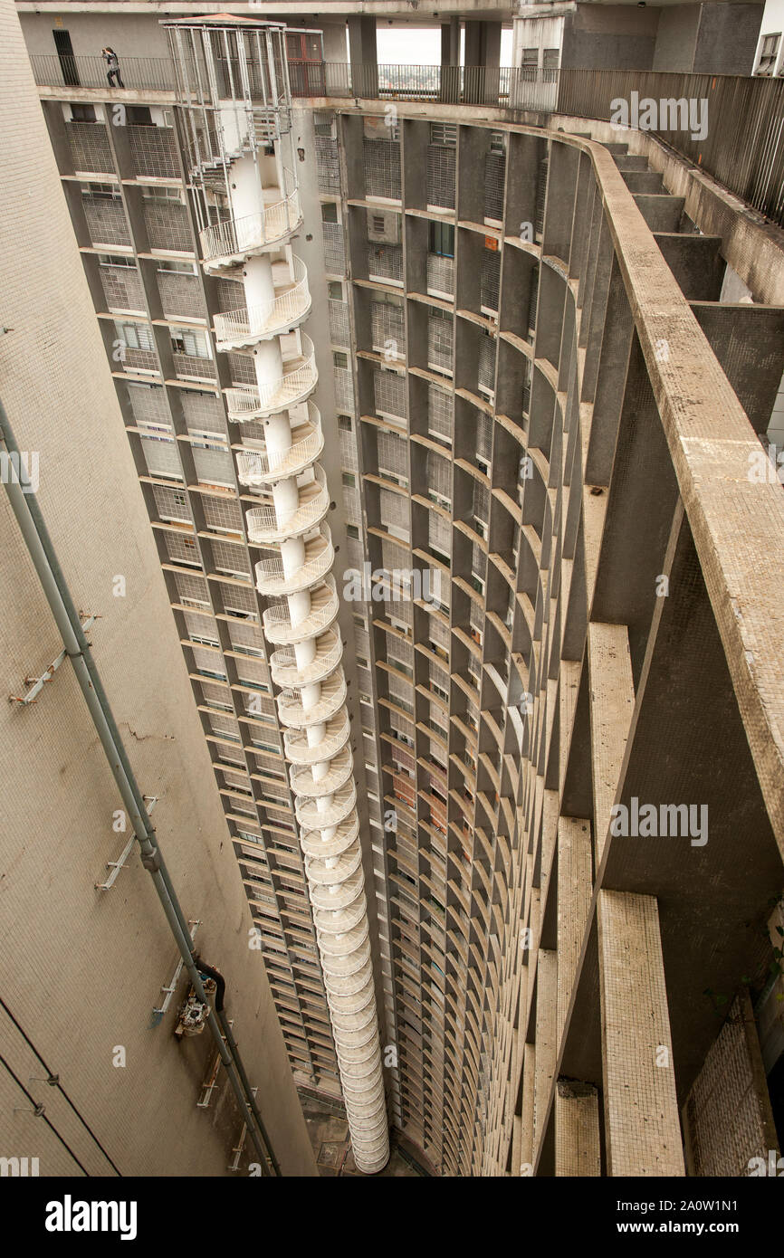 Escalera de caracol y la fachada exterior del edificio Copan, São Paulo, Brasil. Foto de stock