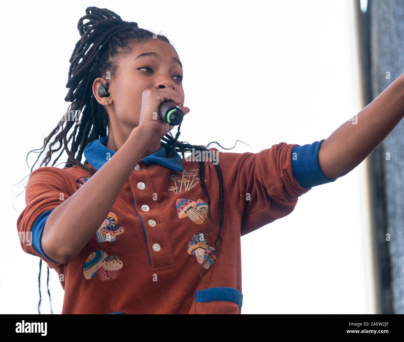 NEW YORK, NY - 20 DE SEPTIEMBRE: Willow Smith realiza en el escenario durante el Clima de Nueva York rally huelga y manifestación en Battery Park el 20 de septiembre de 2019 en Foto de stock
