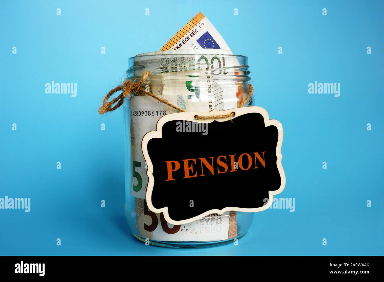 Jarra con signo de pensiones y el euro, como los ahorros para la jubilación en Europa. Foto de stock