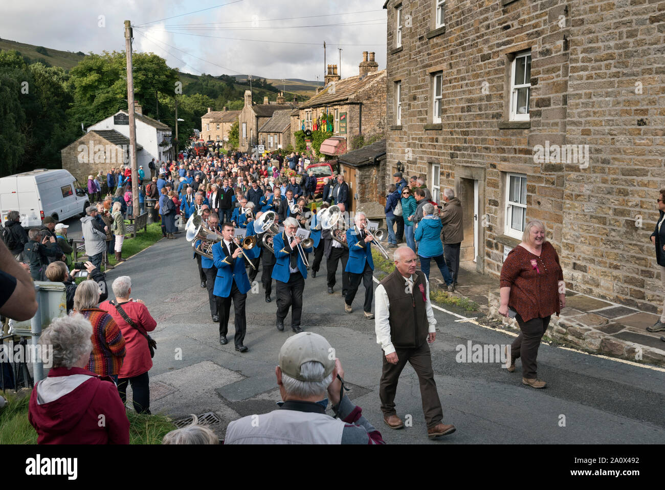 Banda plateada Muker encabezar la procesión por la aldea para abrir el show, Swaledale Muker, North Yorkshire, septiembre de 2019 Foto de stock