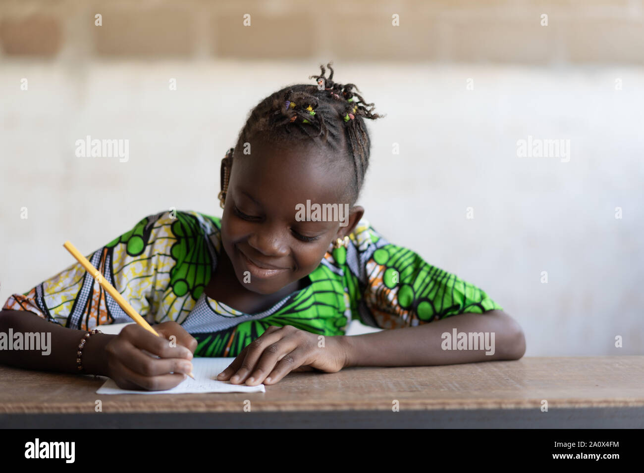 Adorable de la Etnia Negra niño Escrito Escuela Papel Lápiz Foto de stock