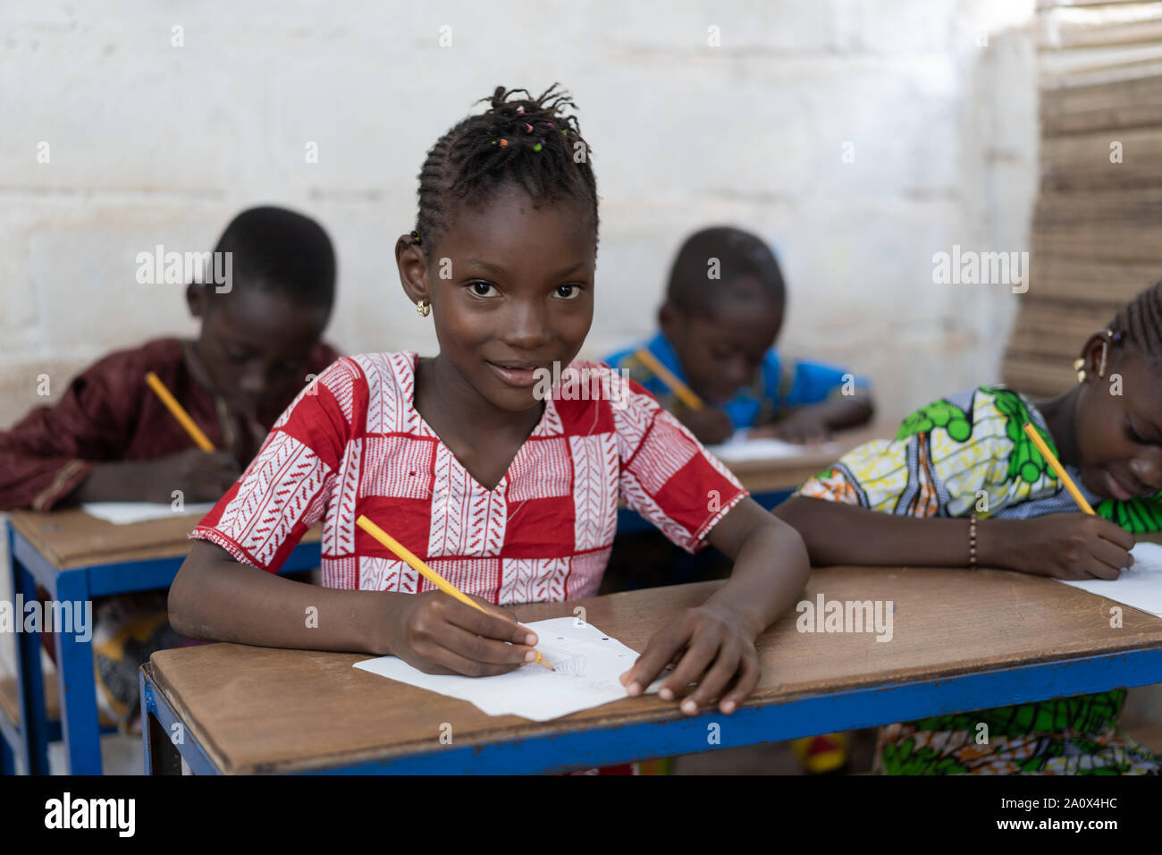 Una ligera sonrisa de Etnia Negra Africana Niña de la escuela Foto de stock