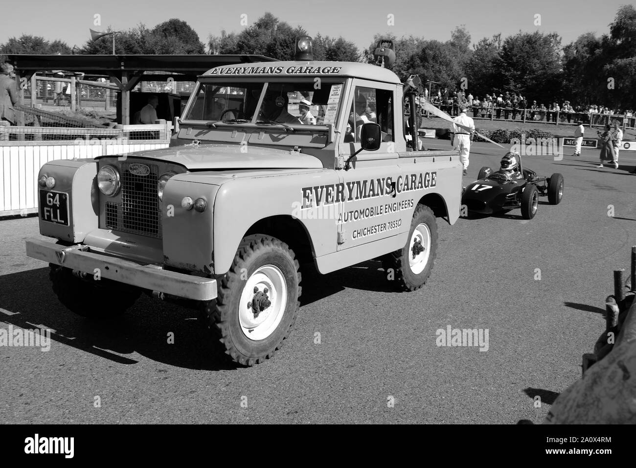 Septiembre de 2019 - Land Rover serie 2, la recuperación de un coche de carreras en la reunión de la raza de renacimiento de Goodwood Foto de stock