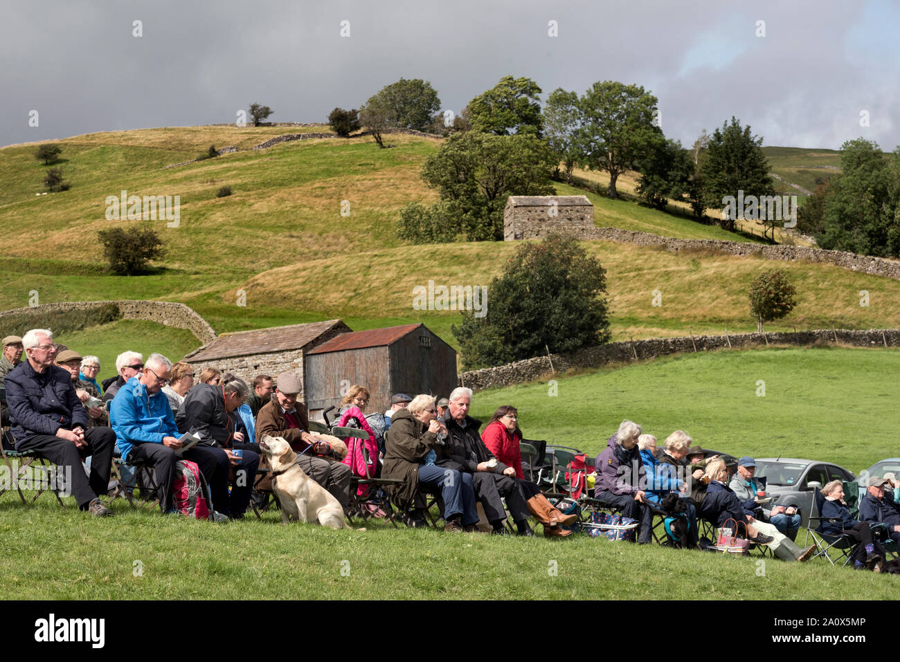 Siéntese y disfrute de multitudes Muker Show, Swaledale, North Yorkshire, septiembre de 2019 Foto de stock