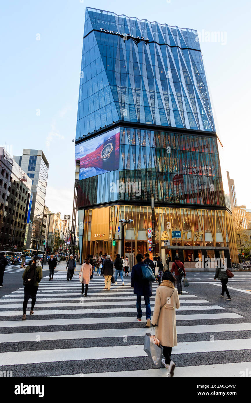 Tokio Sukiyabashi encrucijada y el Tokyu Plaza edificio con la elegante tienda Bally. La gente en la calle de cruce de peatones. En horario diurno. Foto de stock