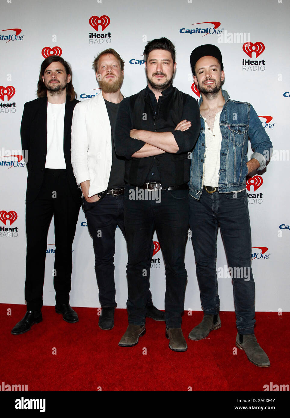 Winston Marshall, Ted Dwane, Marcus Mumford y Ben Lovett de Mumford & Sons  llegar para el iHeartRadio Music Festival en el T-Mobile Arena en Las  Vegas, Nevada, el sábado, 21 de septiembre