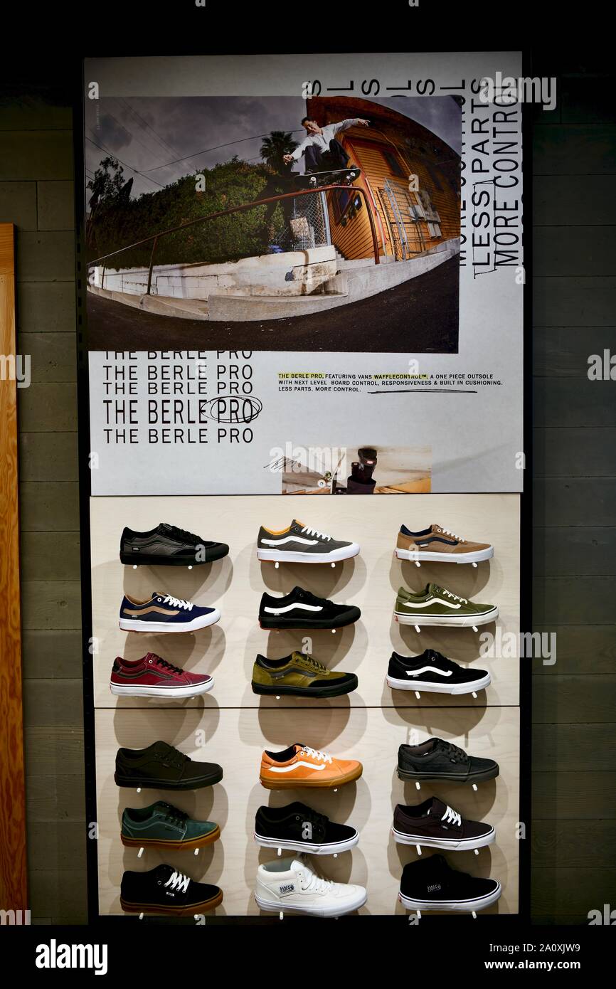 Vans Shoes mostrados en las camionetas store, NUEVA YORK, EE.UU Fotografía  de stock - Alamy