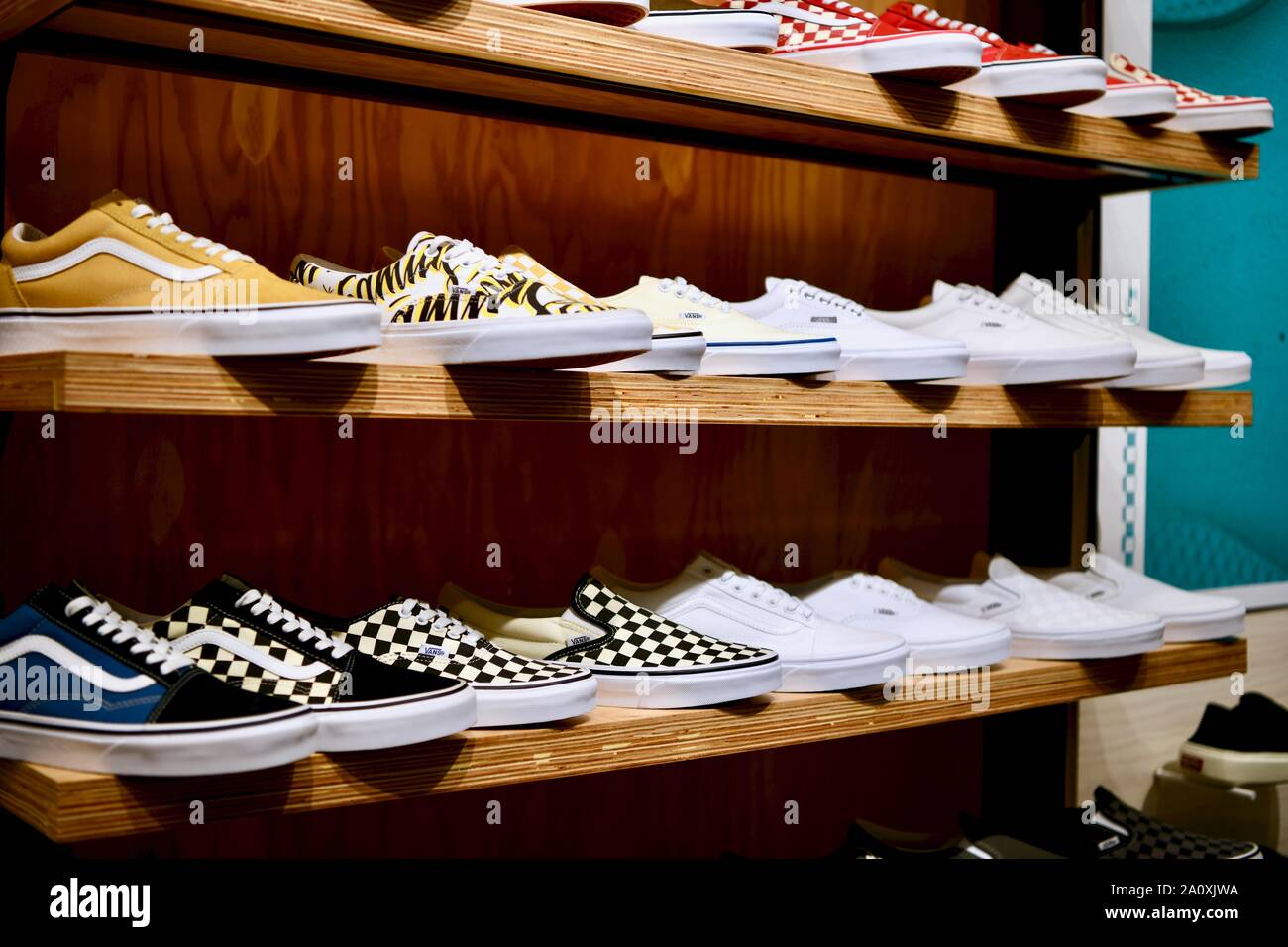 Vans Shoes mostrados en las camionetas store, NUEVA YORK, EE.UU Fotografía  de stock - Alamy