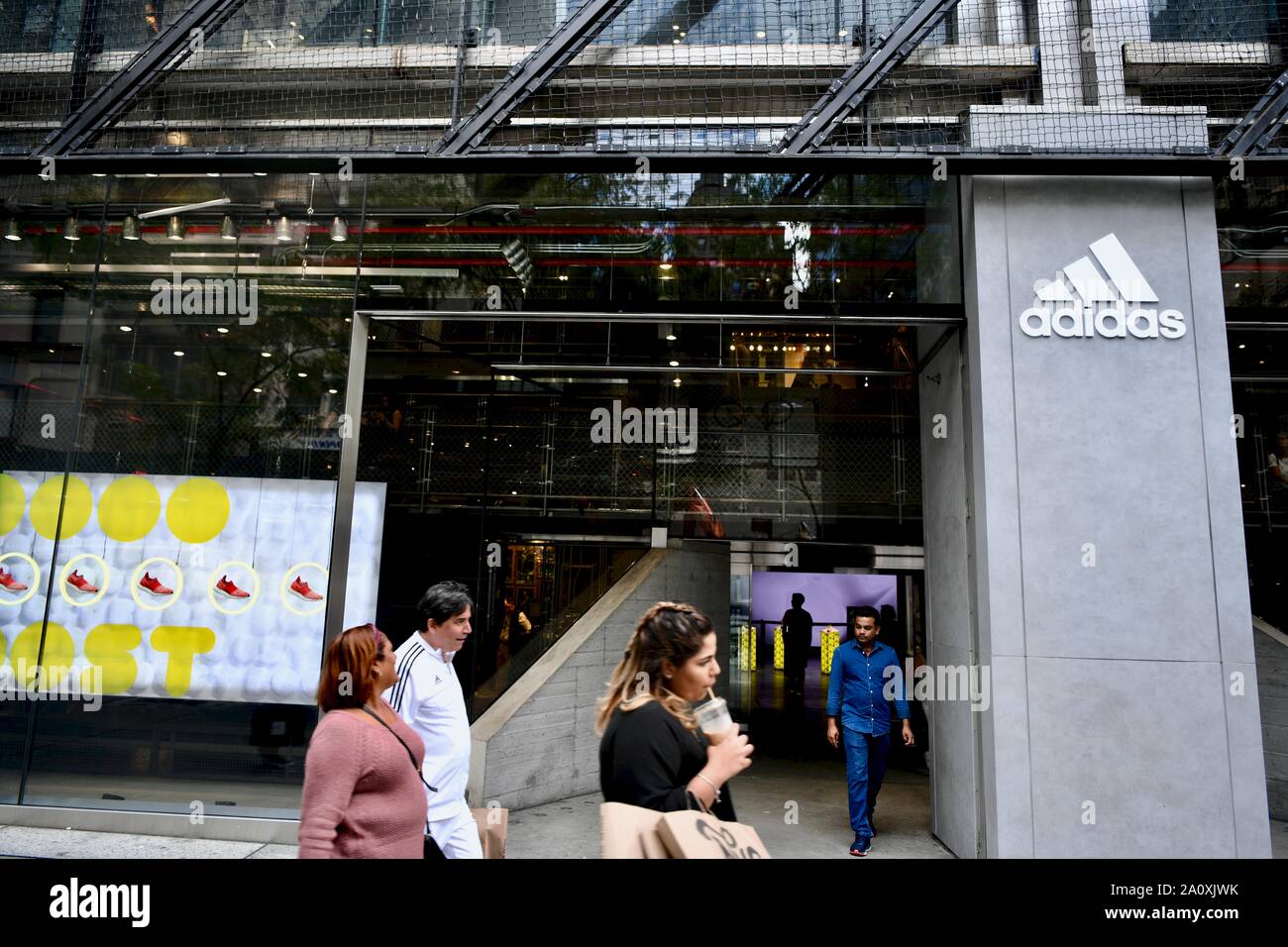 invernadero visual mosquito Adidas flagship store en la ciudad de Nueva York, EE.UU Fotografía de stock  - Alamy