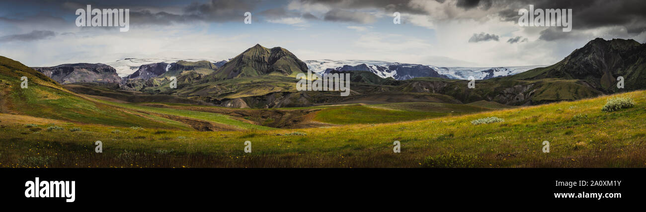 Vista panorámica de la montaña sobre el sendero laugavegur, Islandia Foto de stock