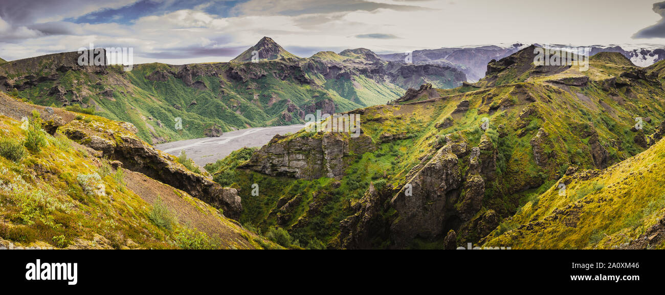 Vista panorámica del desfiladero sobre el sendero laugavegur, Islandia Foto de stock